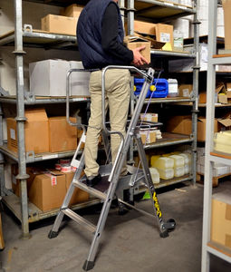 escabeau professionnel en acier 1