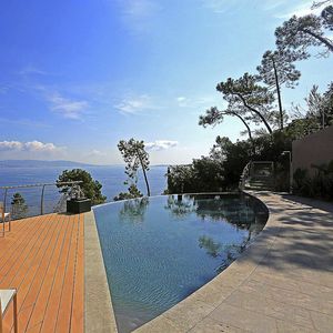 piscine enterrée / en béton / à débordement / couverte