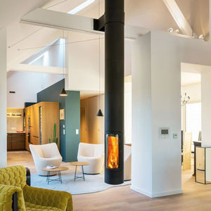cheminée suspendue / à bois / contemporaine / à foyer fermé