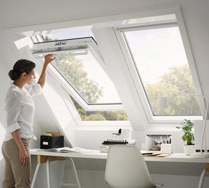 fenêtre de toit pivotante à axe central / en bois / en aluminium / à double vitrage