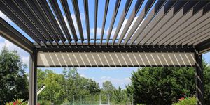 stores à bandes verticales