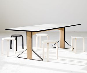 table à manger contemporaine / en chêne / en MDF / en acier
