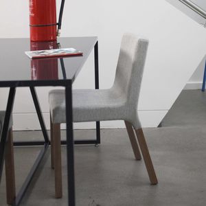 chaise contemporaine / tapissée / en noyer / en bois de feuillus