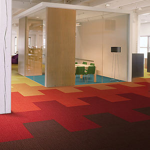moquette en dalles / tuftée / bouclée / structurée