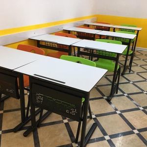 ensemble table et chaises en acier 1