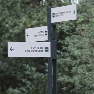 panneau signalétique urbain