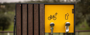 station de réparation de vélos en métal