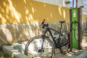station de réparation de vélos en acier galvanisé