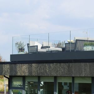 balcon à panneaux en verre