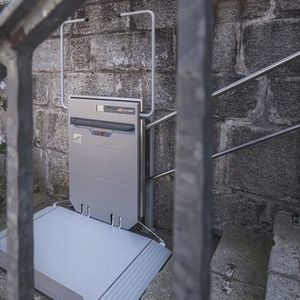 plateforme monte-escalier pour personnes à mobilité réduite