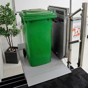plateforme monte-escalier pour entrepôt