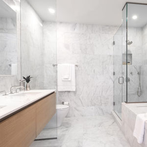 salle de bain contemporaine / en plaqué bois