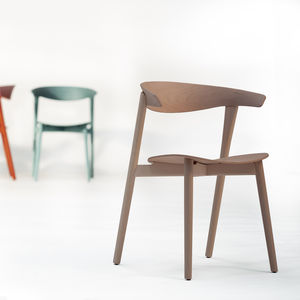 chaise contemporaine / tapissée / avec accoudoirs / en tissu