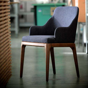 chaise contemporaine / tapissée / avec accoudoirs / en chêne