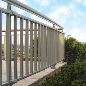 balcon à barreaux / en métal