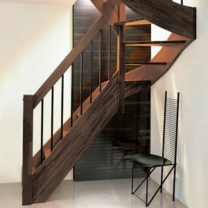 escalier demi-tournant / structure en bois / marche en bois / sans contremarche
