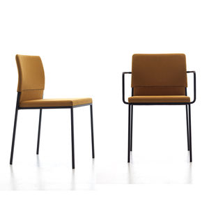 chaise contemporaine / tapissée / avec accoudoirs / empilable