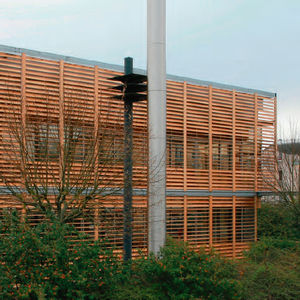 brise-soleil en bois / pour façade / vertical / orientable
