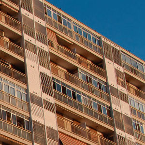brise-soleil en bois / pour façade / vertical / orientable