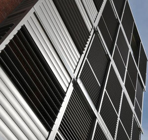 brise-soleil en aluminium / pour façade / vertical / orientable