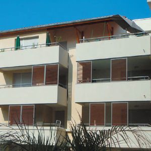 volets coulissants / en bois / pour façades / à jalousie