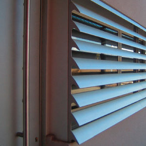 brise-soleil en aluminium / pour façade