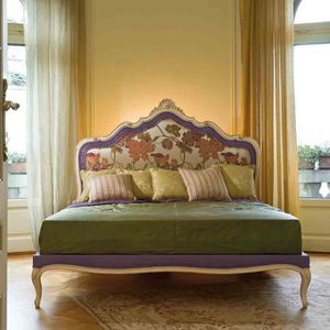 lit double / de style Louis XV / avec tête de lit tapissée / en tissu