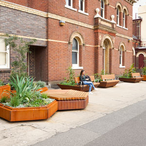banc public avec jardinière intégrée 1
