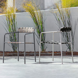 chaise de jardin contemporaine / avec accoudoirs / empilable / imperméable