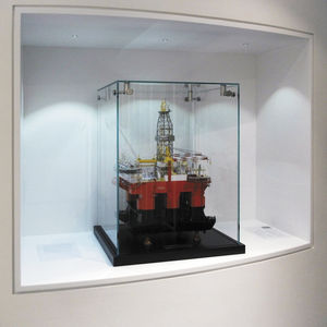 vitrine contemporaine / sur plan / en bois / en verre