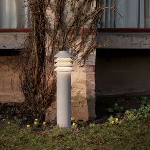 Luminaire de borne d'extérieur avec prises de courant 1xE27/13W