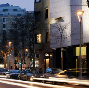 lampadaire urbain / contemporain / en fonte d'aluminium / avec diffuseur en verre trempé