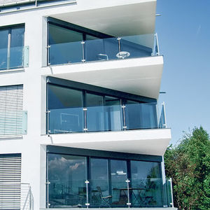 balcon à panneaux en verre