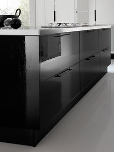 cuisine contemporaine / en verre / laquée / avec poignées
