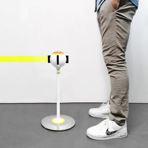 poteau de guidage à sangle rétractable