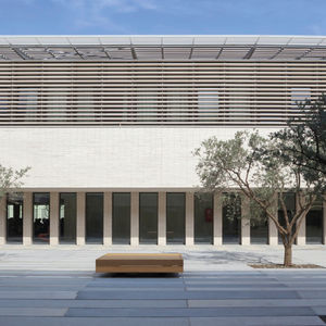 banc public contemporain