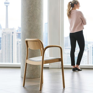 chaise contemporaine / avec accoudoirs / tapissée / en chêne