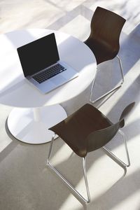 chaise visiteur contemporaine / avec accoudoirs / empilable / à tablette