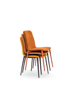 chaise contemporaine / empilable / tapissée / en cuir