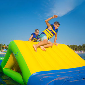 jeu gonflable pour piscine publique