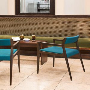 chaise contemporaine / tapissée / avec accoudoirs / piètement standard