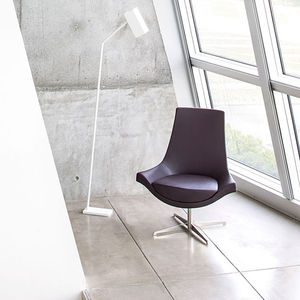 chaise contemporaine / tapissée / pivotante / piètement étoile