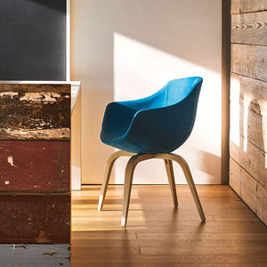 chaise contemporaine / tapissée / avec accoudoirs / piètement standard