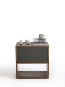 table de chevet contemporaine / en bois massif / carrée / avec rangement