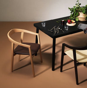 chaise de salle à manger contemporaine / tapissée / avec accoudoirs / piètement standard