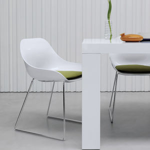 chaise contemporaine / tapissée / luge / piètement standard
