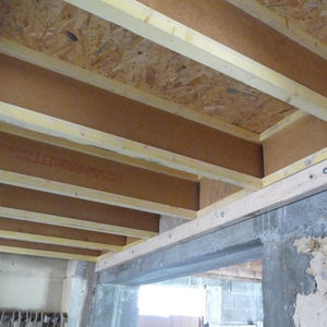 poutre en bois massif / en I