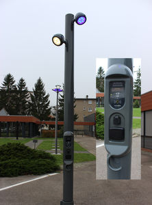 lampadaire avec station de charge / urbain / contemporain / en métal