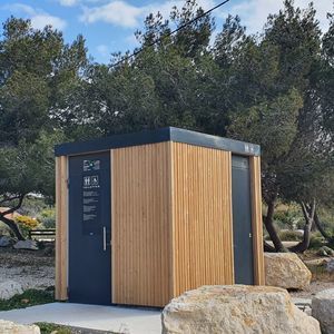 toilette publique en bois