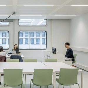 table d'enseignement design minimaliste